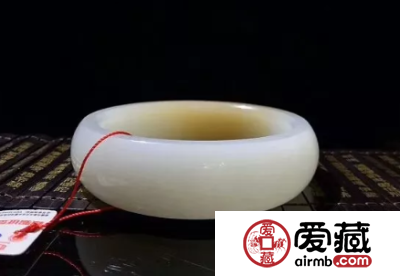 羊脂玉手镯价格 羊脂玉手镯多少钱一个