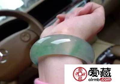翡翠手镯怎么戴 你真的戴对了吗