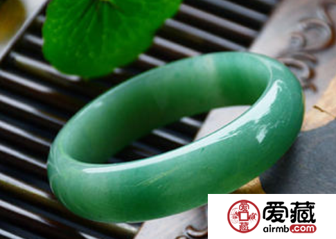 玉鐲子大概多少錢 玉鐲子現(xiàn)在價(jià)格