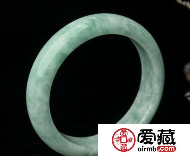 翡翠手镯一般多少钱 翡翠手镯价格
