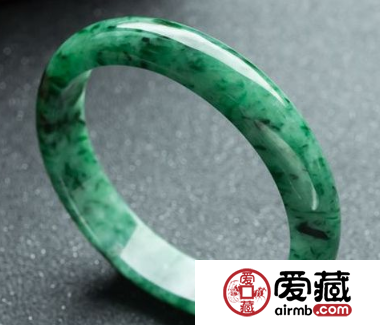 翡翠手镯一般多少钱 翡翠手镯价格