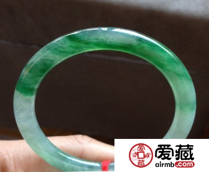 1万左右翡翠手镯图片 1万左右翡翠手镯有哪些特征