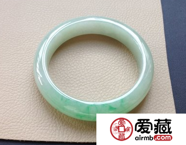 1万左右翡翠手镯图片 1万左右翡翠手镯有哪些特征