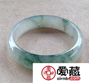 冰糯种翡翠飘花手镯 一般多少钱