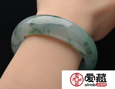 冰糯种翡翠飘花手镯 一般多少钱