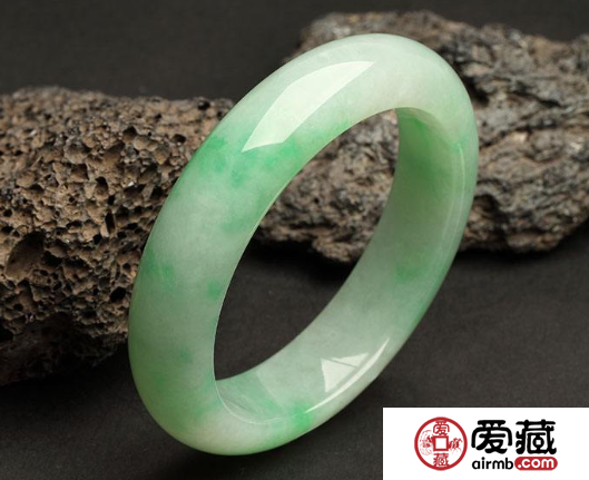 选择冰糯种翡翠手镯的技巧 怎样选购冰糯种翡翠手镯