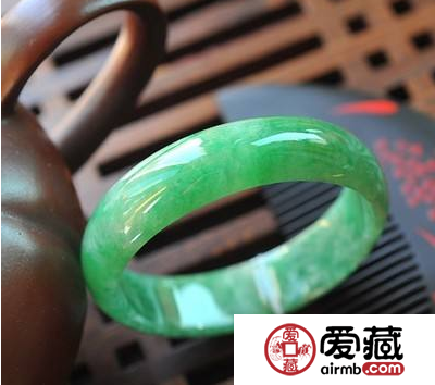 选择冰糯种翡翠手镯的技巧 怎样选购冰糯种翡翠手镯