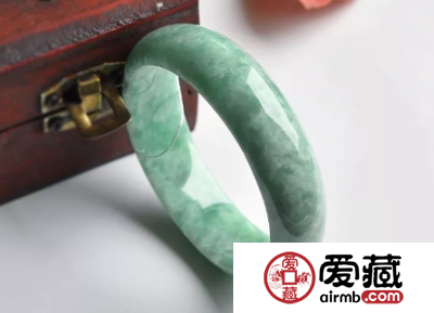 豆种翡翠手镯大概值多少钱呢