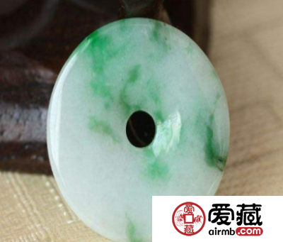 白底青翡翠的大致价格 大概多少钱