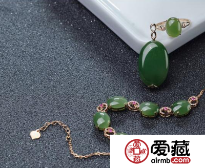 翡翠挂件凹槽脏了怎么办