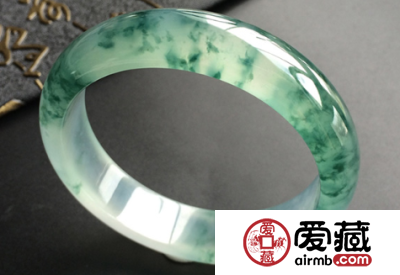 翡翠手镯怎么挑 翡翠手镯如何按年龄佩戴