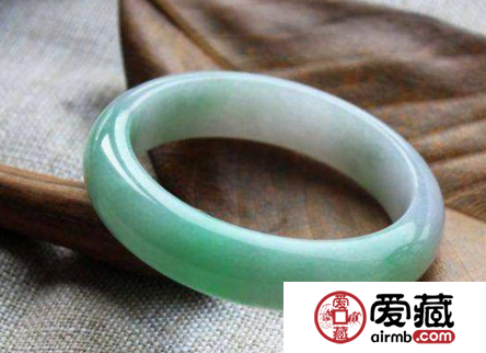芙蓉種翡翠手鐲的價(jià)格一般是多少錢