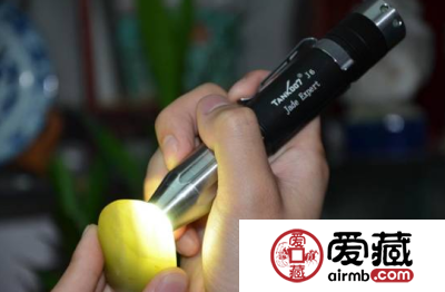 用电筒怎么看玉的真假