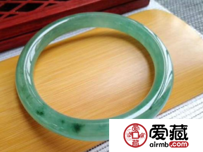 翡翠手镯可以戴右手吗