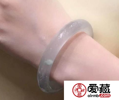 翡翠手镯可以戴右手吗