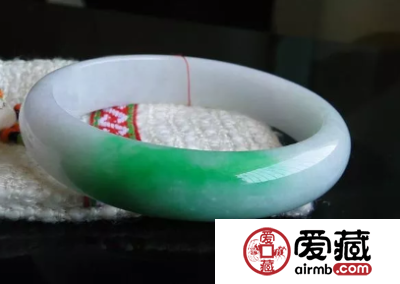 缅甸翡翠玉手镯价格 缅甸翡翠手镯2019行情分析