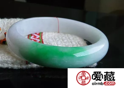 緬甸翡翠玉手鐲價格 緬甸翡翠手鐲2019行情分析