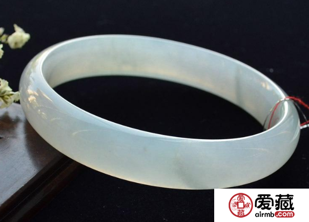 什么样的玉镯比较好 好玉镯的标准是什么