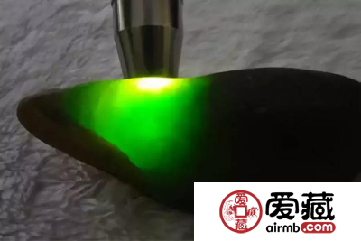 翡翠起莹光不好？如何看待翡翠里的光