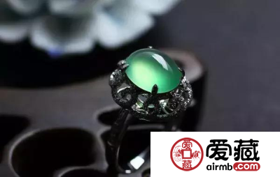 翡翠起莹光不好？如何看待翡翠里的光