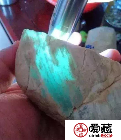 翡翠起莹光不好？如何看待翡翠里的光