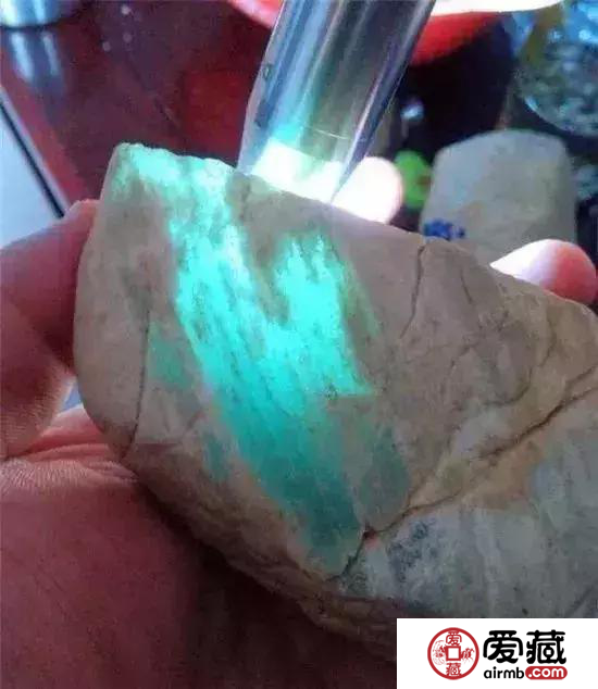 翡翠起莹光不好?如何看待翡翠里的光 翡翠起莹光不好?如何看待翡翠里的光