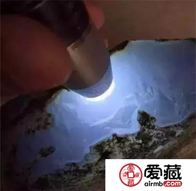 翡翠起莹光不好？如何看待翡翠里的光