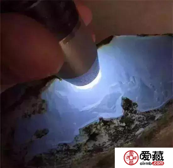 翡翠起莹光不好?如何看待翡翠里的光 翡翠起莹光不好?如何看待翡翠里的光