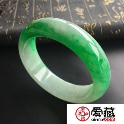 如何挑选翡翠手镯及怎么搭配好看