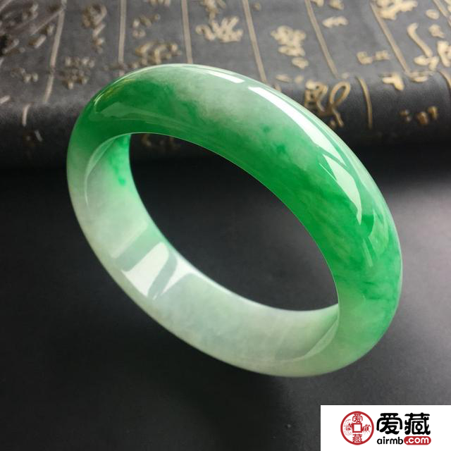 如何挑选翡翠手镯及怎么搭配好看