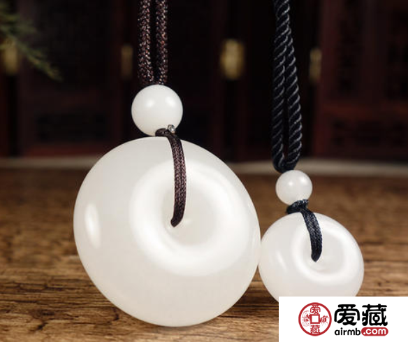 小孩戴翡翠好还是和田玉好