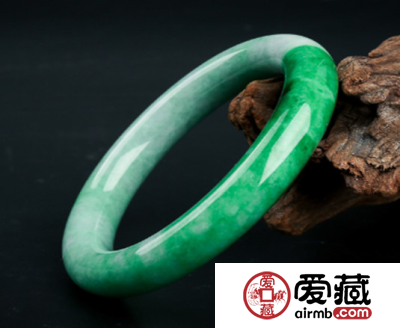 翡翠手镯定价 翡翠手镯定价的标准