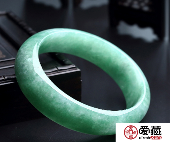 怎么買(mǎi)翡翠手鐲尺寸 翡翠手鐲尺寸計(jì)算