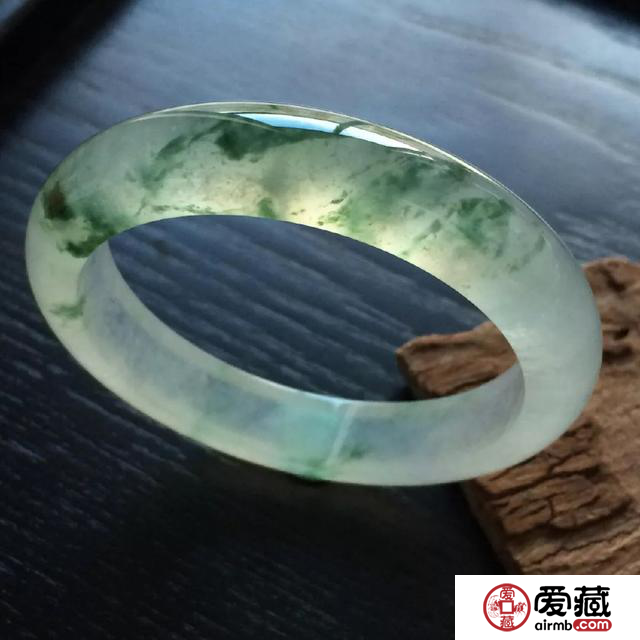 如何區(qū)分翡翠的飄花和癬 謹(jǐn)防被忽悠