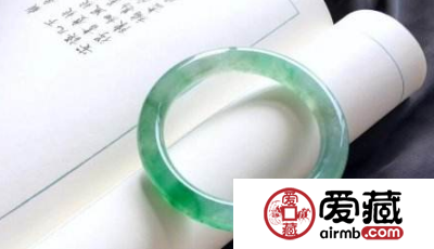 翡翠戴哪只手好 从这四方面看