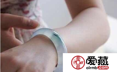 翡翠戴哪只手好 从这四方面看