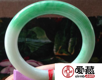 翡翠手镯翠根什么样好 翠根多好还是少的好
