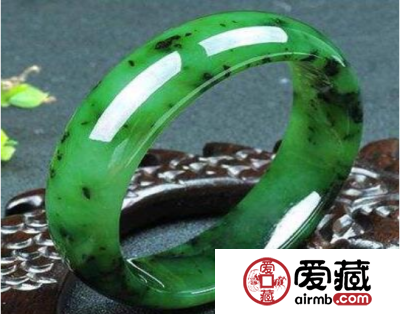 翡翠镯子有黑点好吗 黑点会消失吗