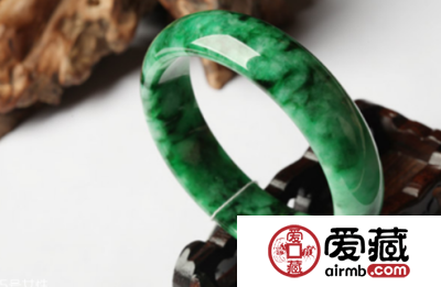 翡翠镯子有黑点好吗 黑点会消失吗