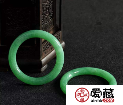 真的翡翠手镯多少钱 价格很贵吗