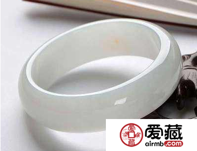 白色翡翠手鐲好嗎 有哪些好的寓意