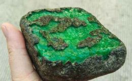 帝王绿翡翠原石的特点是什么