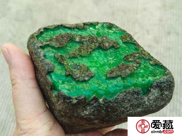帝王绿翡翠原石的特点是什么