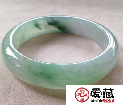 翡翠手镯可以泡水吗 翡翠手镯泡水好吗