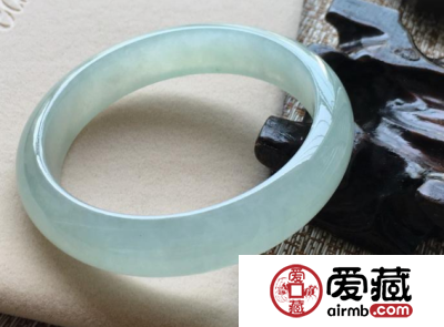 翡翠手镯可以泡水吗 翡翠手镯泡水好吗