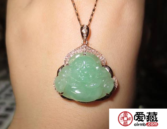 翡翠吊坠背后有凹槽应该如何清洗