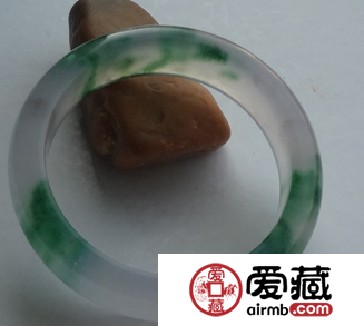 白綠翡翠多少錢 白綠翡翠價格表大揭秘