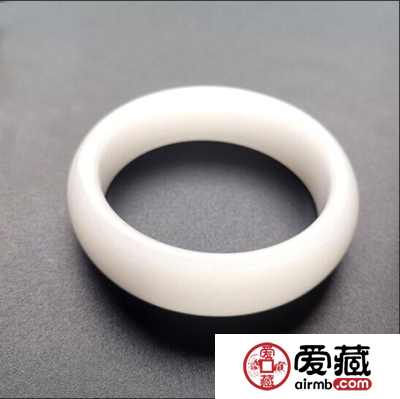 女人适合佩戴佘太翠还是紫罗兰翡翠手镯