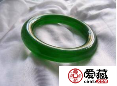 可以在灯下看翡翠手镯吗   如何判断翡翠手镯的真假