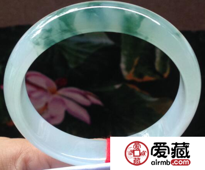 飘绿花和飘蓝花翡翠哪个好   飘绿花翡翠和飘蓝花翡翠哪个价值高